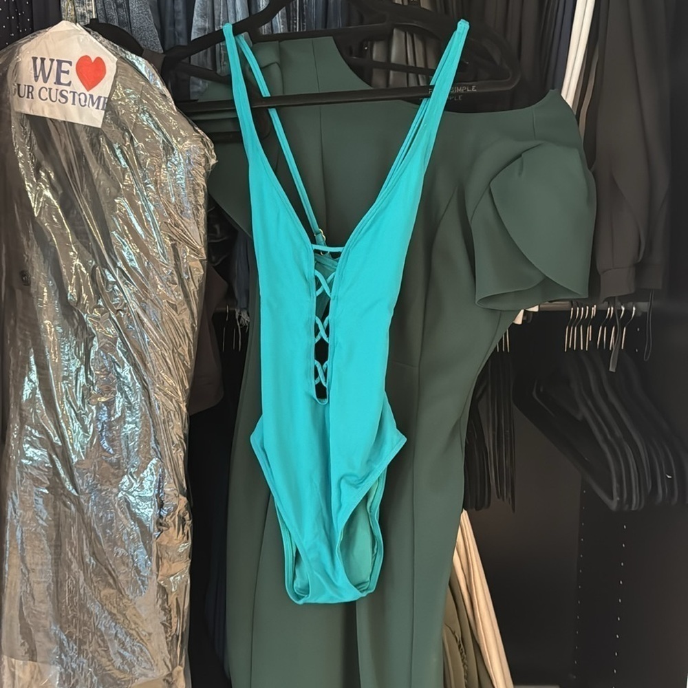 One piece - Picture 2 of 6